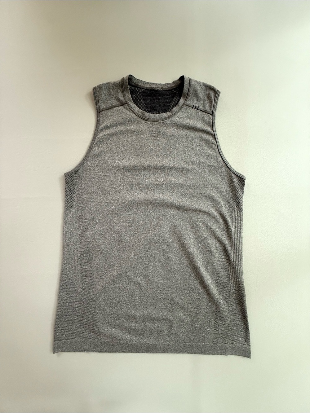 Lululemon Men’s Metal Vent Tech Tank Top Ribbed Detail Grey size Small